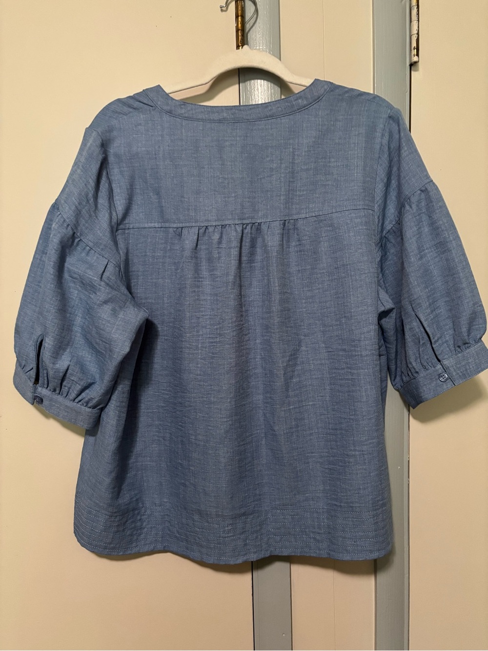 Relaxed Split-Neck Women's Tunic in Light Blue - Picture 2 of 3